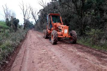 A Secretaria de Obras realizou patrolagem de estradas da região