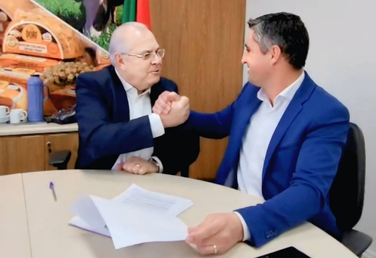 Prefeito Robson Flores da Trindade assina convênio para aquisição de veículos da Secretaria de Agricultura