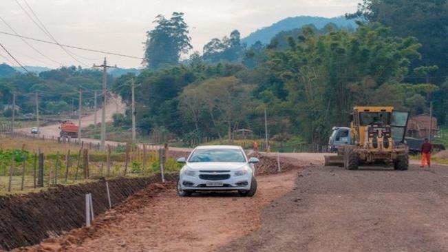 Vice-governador do RS vistoria as obras na ERS- 516